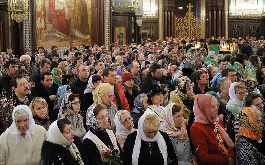 Кто в церкви читает молитвы